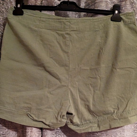 Lilla P cilantro shorts size 12 - Picture 3 of 3